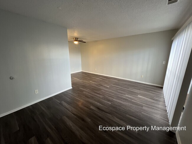 Building Photo - 2 Bedroom 1 Bathroom Garden Level Apartment in Aurora