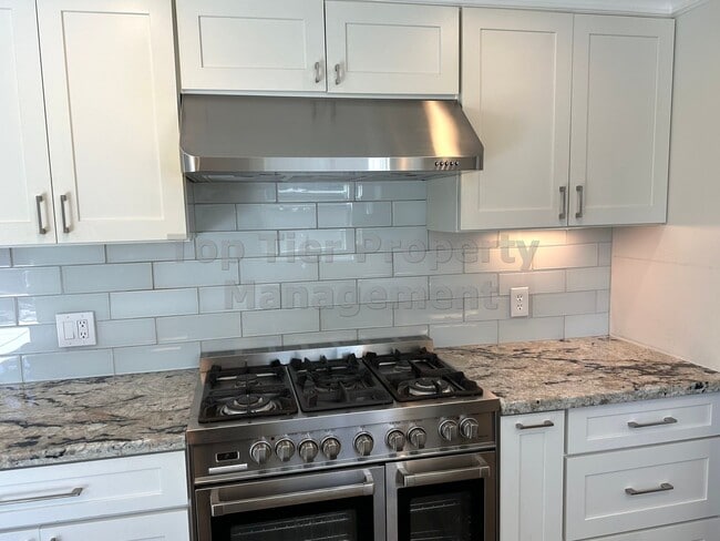 Building Photo - Beautiful and spacious 4 Bed/ 2.5 Bath/ 2,...