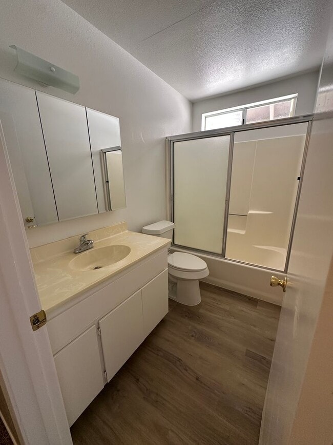 Building Photo - Beautiful 3 bedroom home available now