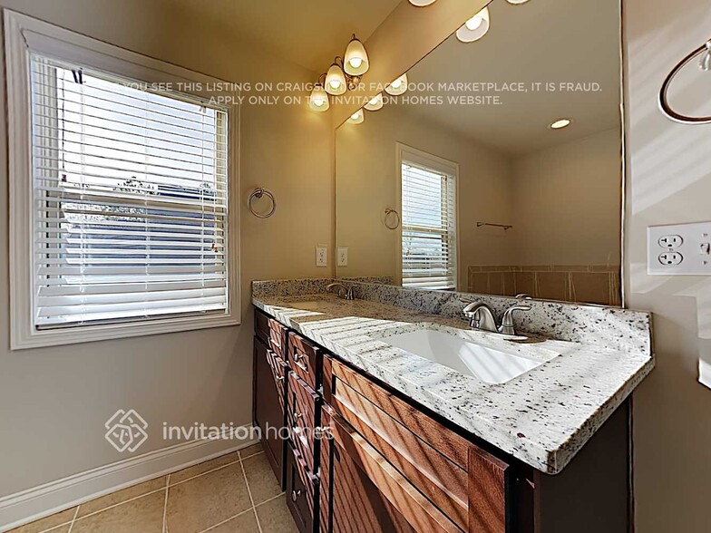 Building Photo - 1670 Riverpark Dr SE