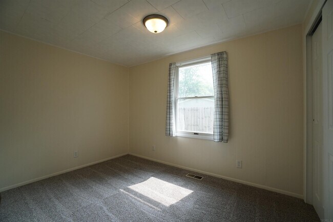 Building Photo - 2551 E Sandy Dr