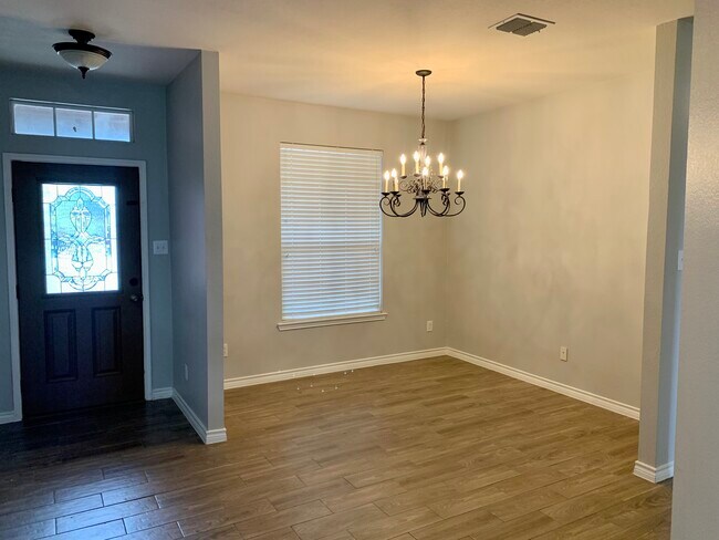 Building Photo - 1415 Millbrook Ln