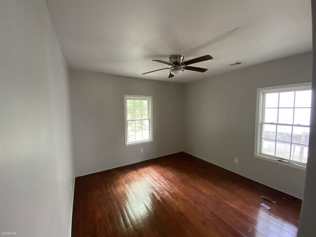 Building Photo - 2 br, 1 bath Duplex - 1125 East 55th Street