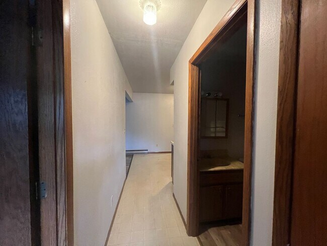 Building Photo - 909 Genrich St