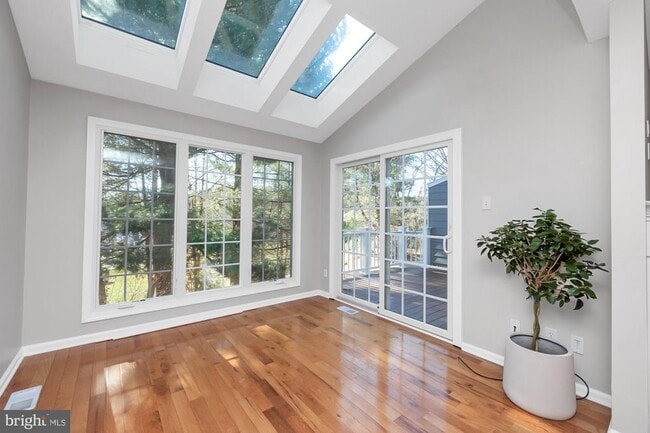 Building Photo - 424 W Village Ln