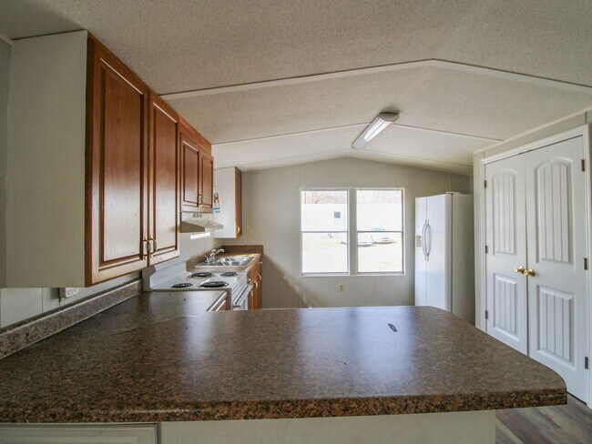Building Photo - Move-In Ready & Lawn Care Included!