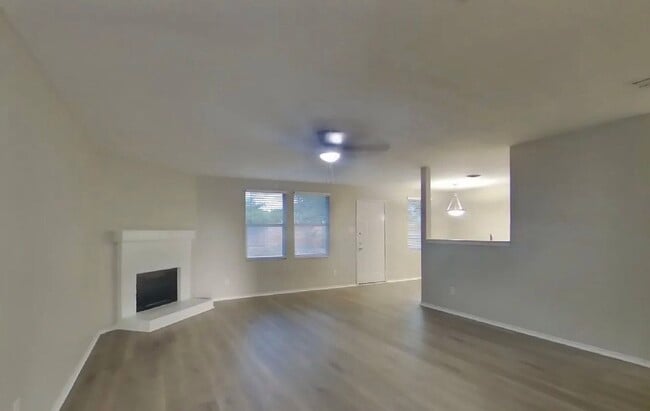 Building Photo - AVAILABLE NOW READY TO MOVE IN