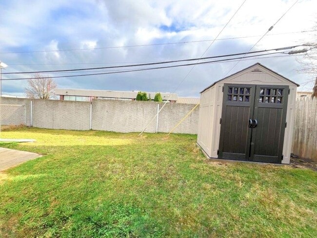 Building Photo - 21218 Clinton Twp