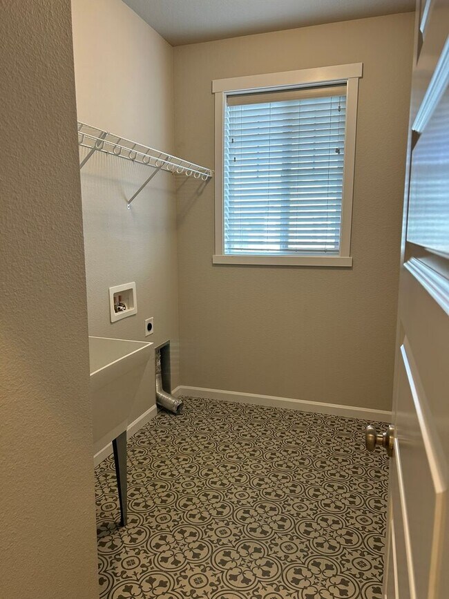 Building Photo - Charming 3-Bedroom, 2-Bath Home with Spaci...