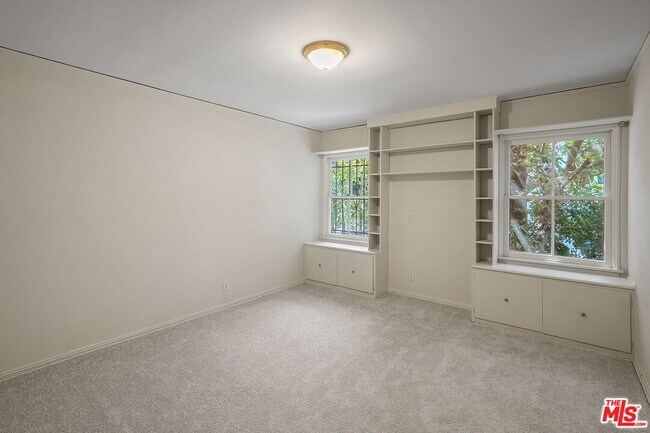Building Photo - 9149 Hillsboro Dr