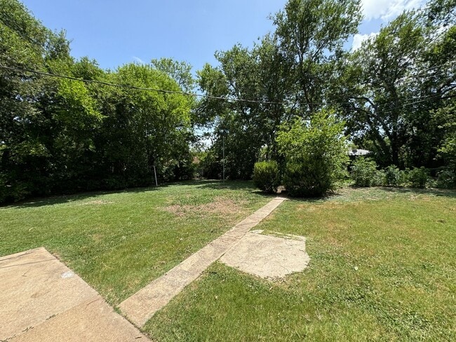 Building Photo - 212 W Robin Ln