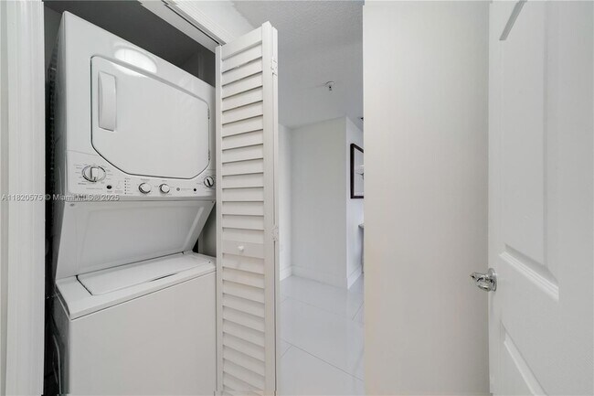 Building Photo - 3500 Coral Wy