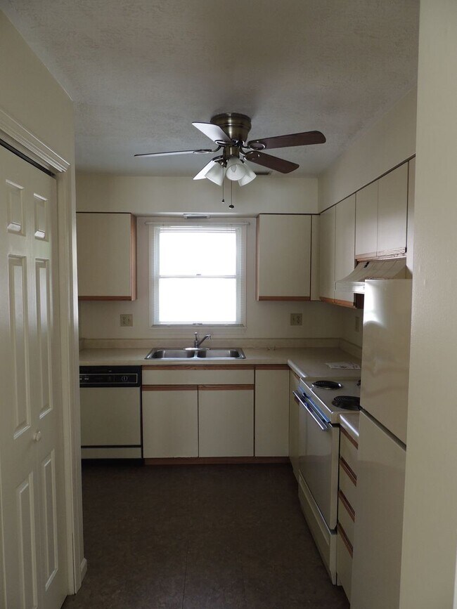 Building Photo - Braemar Townhomes Large 3 Bedroom w/ garage