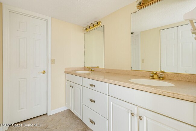 Building Photo - 1101 S Miramar Ave