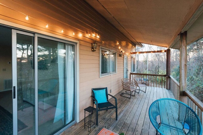 Building Photo - 722 Liberty Bell Blvd