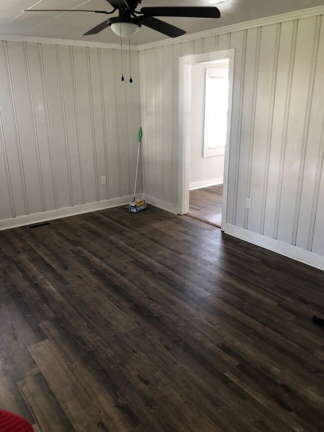 Building Photo - 2 Bedroom House off Memorial Avenue