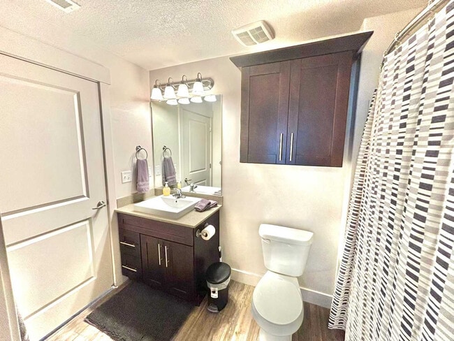 Building Photo - 460 E 400 S