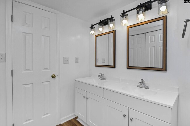 Building Photo - 100 Woodspur Rd