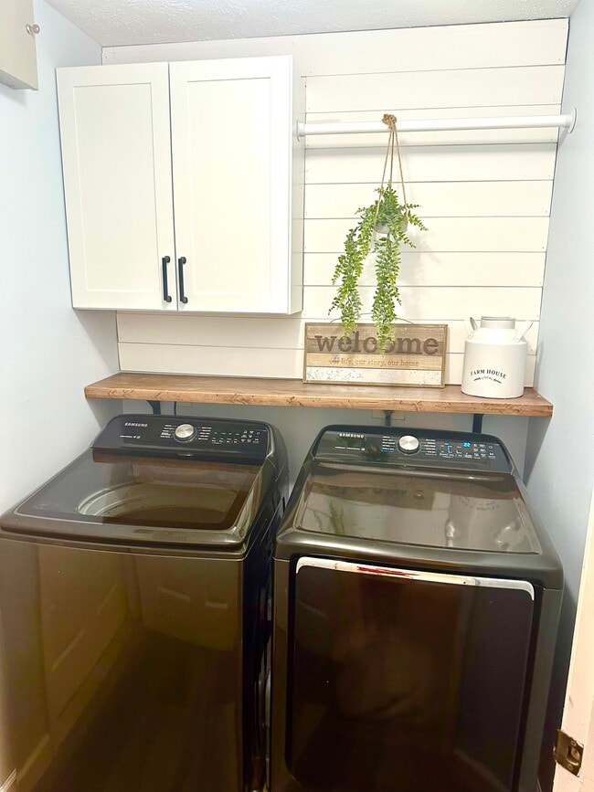 Building Photo - 672 SW Aster Rd