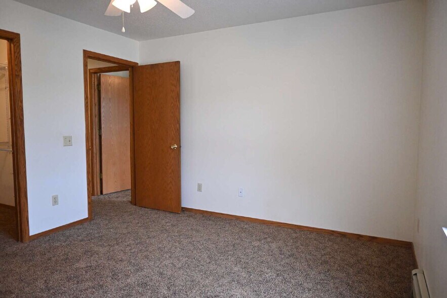 Building Photo - 1409 River View Ave
