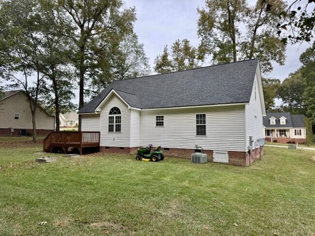 Building Photo - 5 minutes to White Oak!