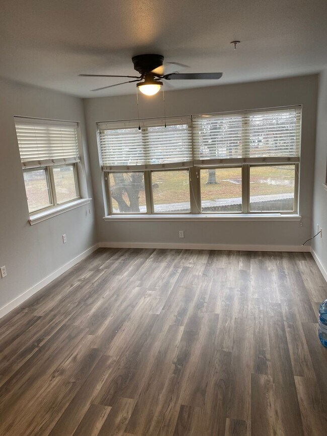 Building Photo - School Year Lease! 3 Bedrooms, 2.5 Bathrooms Townhouse near University of Arkansas - 1x Car Garag...