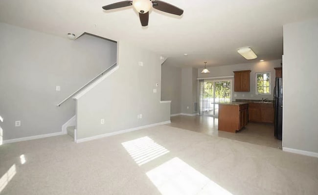 Building Photo - Beautiful End-Unit Townhome in Tanyard Spr...
