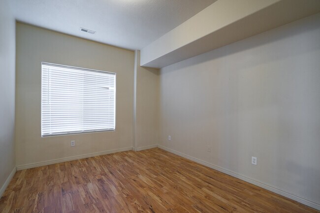Building Photo - Open Five bedroom, three bath townhome for...