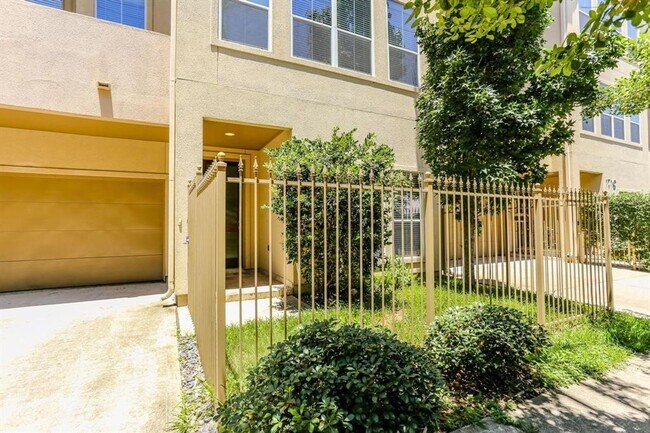 Building Photo - Stylish 3-Bedroom Home in Prime Houston Location!