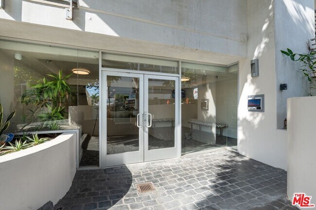 Building Photo - 1129 Larrabee St