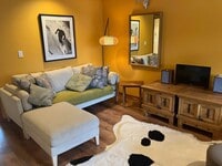 Building Photo - Charming Westside Condo Near Newport Market – Available April–October!