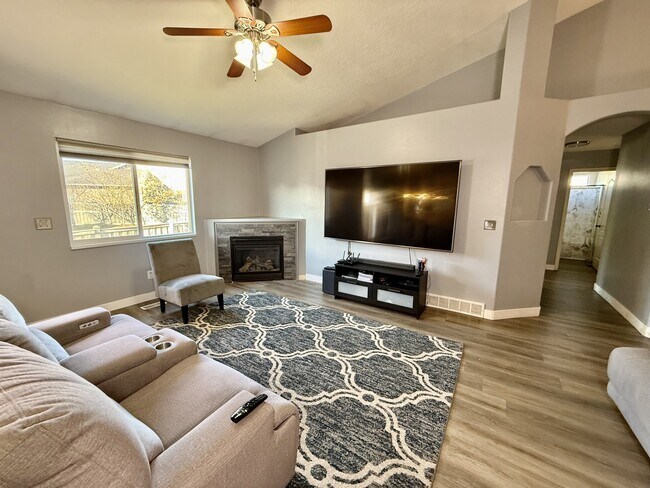 Building Photo - 8633 Chase Cir