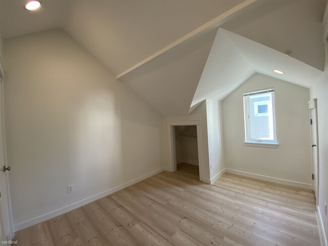 Building Photo - 4 br, 3 bath Triplex - 8120 Delridge Way S...