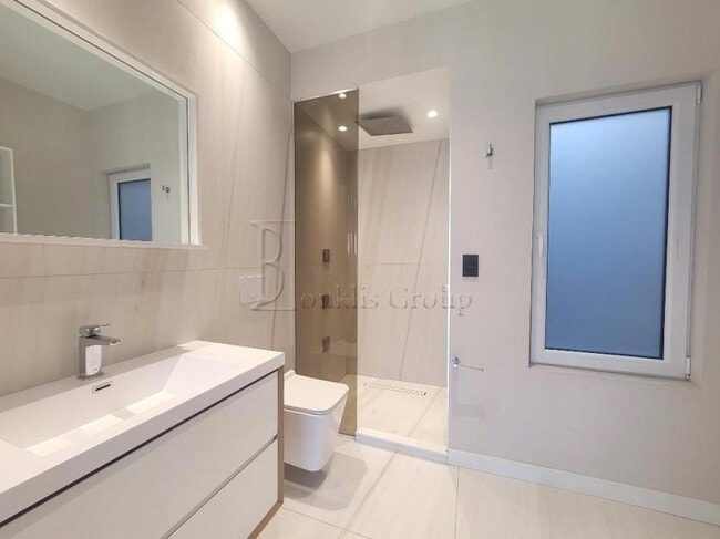 Building Photo - 3 bedroom in ASTORIA NY 11103