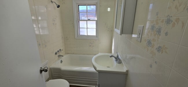 Building Photo - 1607 Warnke Rd NW