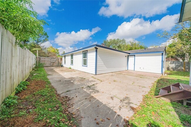 Building Photo - 5718 Cherry St