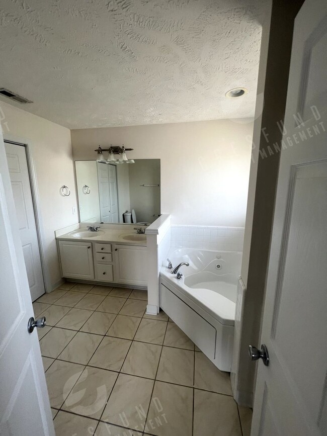 Building Photo - 2Bdrm 2Bath in Gated Community - Available Now!