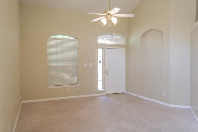Building Photo - 340 Meadow Park
