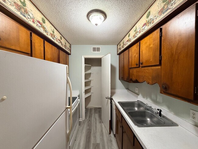 Building Photo - Check Out This 2Bedroom/1Bath Apartment!