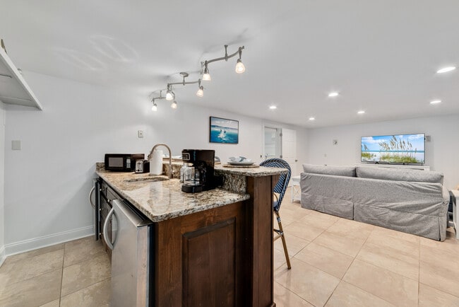 Building Photo - 2009 Wedgewood Cir