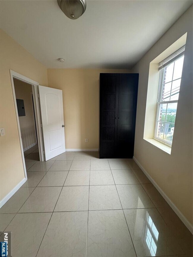 Primary Photo - 183 Thorne St