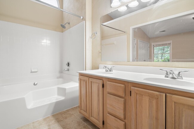 Building Photo - Great House in Southchase
