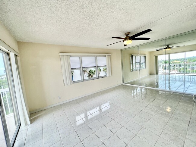 Building Photo - 1069 Hillsboro Mile