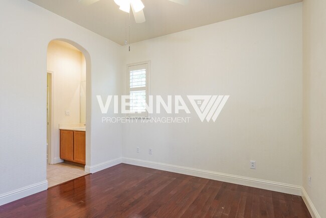 Building Photo - 48 Villa Gardens Ct