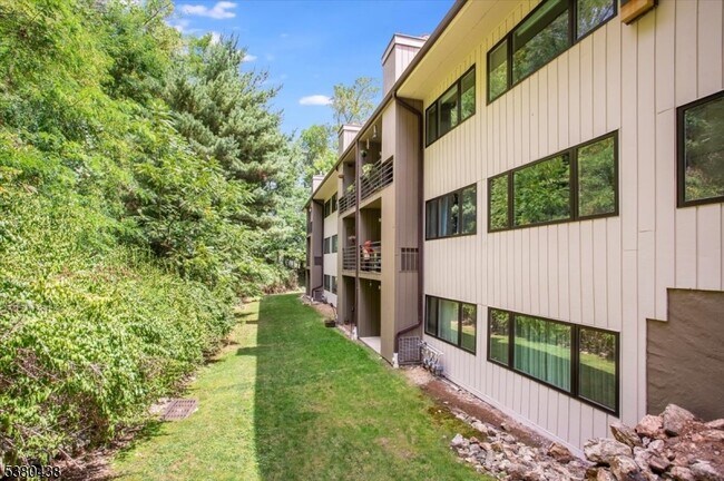 Building Photo - 41 Mt Kemble Ave