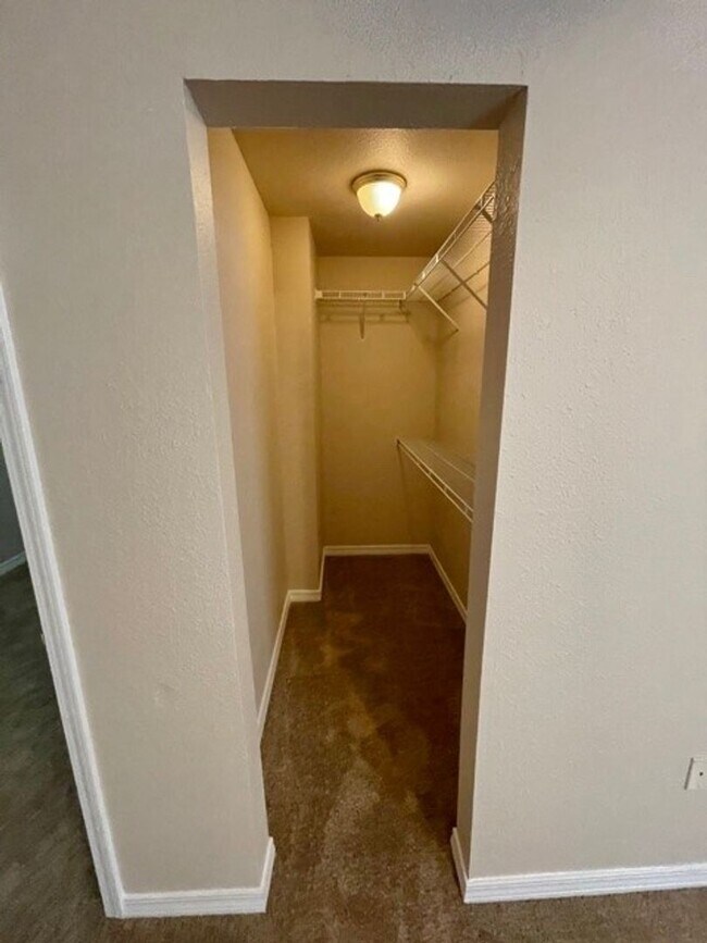 Building Photo - Nice 2 Bedroom/2.5 Bath/1 Car Garage End Unit Townhome For Rent!