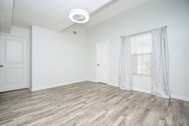 Building Photo - 9809 Richmond Ave.