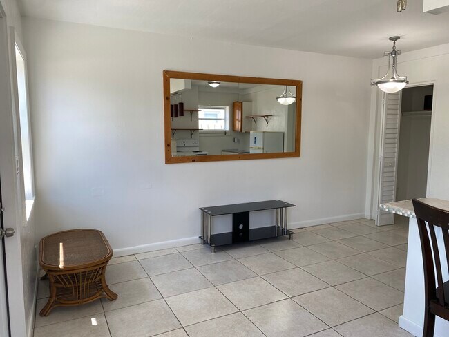 Building Photo - 926 N 16th Ave