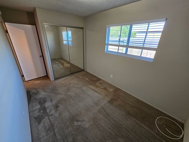 Building Photo - Spacious 3BR/2BA with Modern Upgrades, Lar...