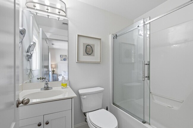 Building Photo - 4 Dearing St